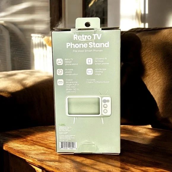 New retro TV-shaped cell phone holder that fits most smartphones - Picture 3 of 3